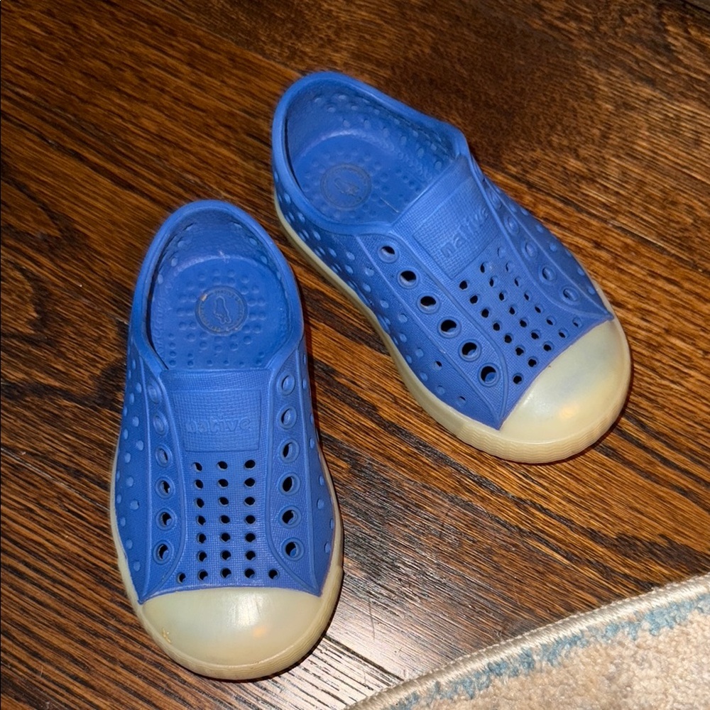 💙Native💙 GUC Unisex Size 5 Classic Water Shoes.